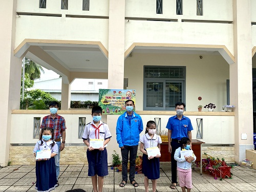      Hòa Thành tổ chức trao quà tết Trung thu  cho trẻ em có hoàn cảnh khó khăn năm 2021