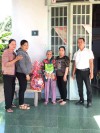 Chị Hà Thị Lắm (thứ 2 từ trái sang) trao quà cho hội viên phụ nữ nghèo ở ấp Long Hải