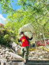 Anh Chung Quốc Thành tham gia tình guyện thu gom rác trên đỉnh núi Bà Đen