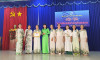 Đồng chí Võ Thị Hạnh, Thị ủy viên, Chủ tịch Hội LHPN thị xã Hòa Thành trao giải nhất Hội thi cho Hội LHPN phường Long Thành Trung