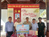 Ủy ban MTTQ VN thị xã tặng quà cho trẻ em nghèo Campuchia