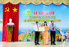 Ông Phạm Hùng Thái - Phó Bí thư Thường trực tỉnh ủy trao bằng công nhận cho đại diện xã Trường Hòa