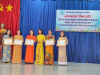Đồng chí  Kim Thị Minh - Phó Chủ tịch Hội Liên hiệp Phụ nữ tỉnh trao Bằng khen của UBND  tỉnh cho Hội viên  phụ nữ xuất sắc năm 2023