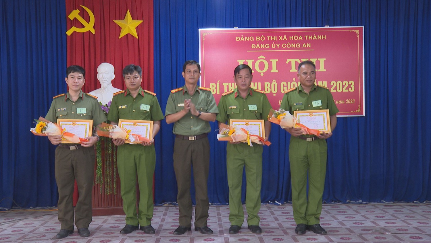 Thượng tá Nguyễn Minh Sang - Phó Bí thư Đảng uỷ Công an thị xã Hoà Thành trao các giải cho thí sinh đạt giải