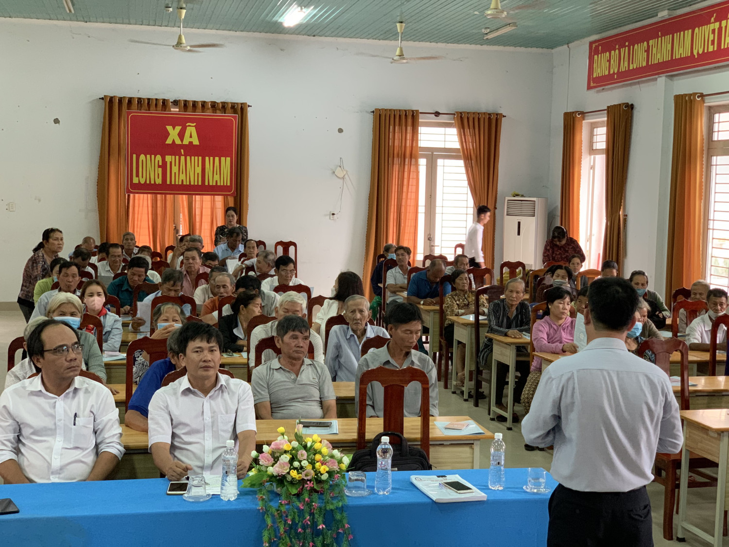 Đại diện nhân viên pháp lý tỉnh Tây Ninh tư vấn pháp luật cho người dân