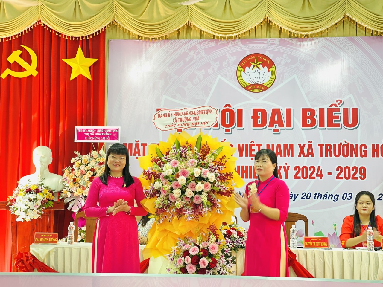 Lãnh đạo Đảng ủy tặng hoa chúc mừng Đại hội MTTQ VN xã Trường Hòa, nhiệm kỳ 2024-2029