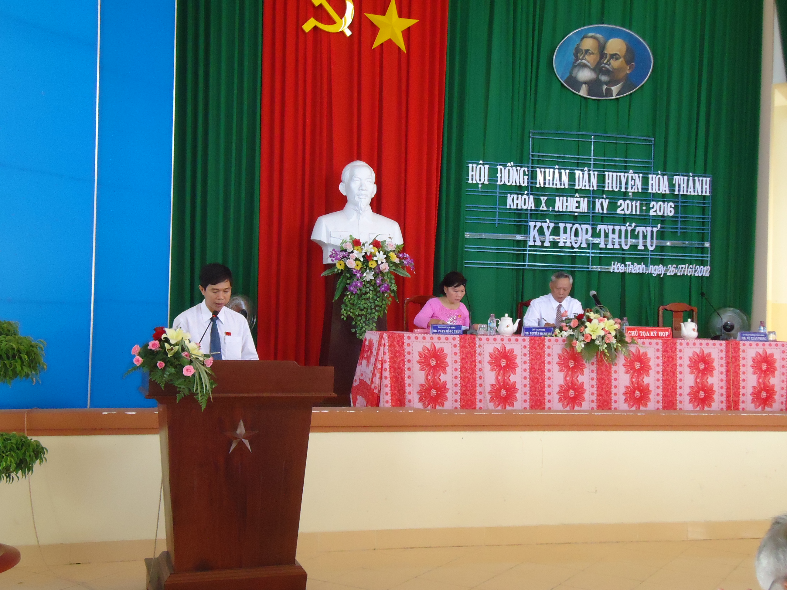 Ông Võ Xuân Phong -UVTT HĐND huyện thông qua chương trình kỳ họp