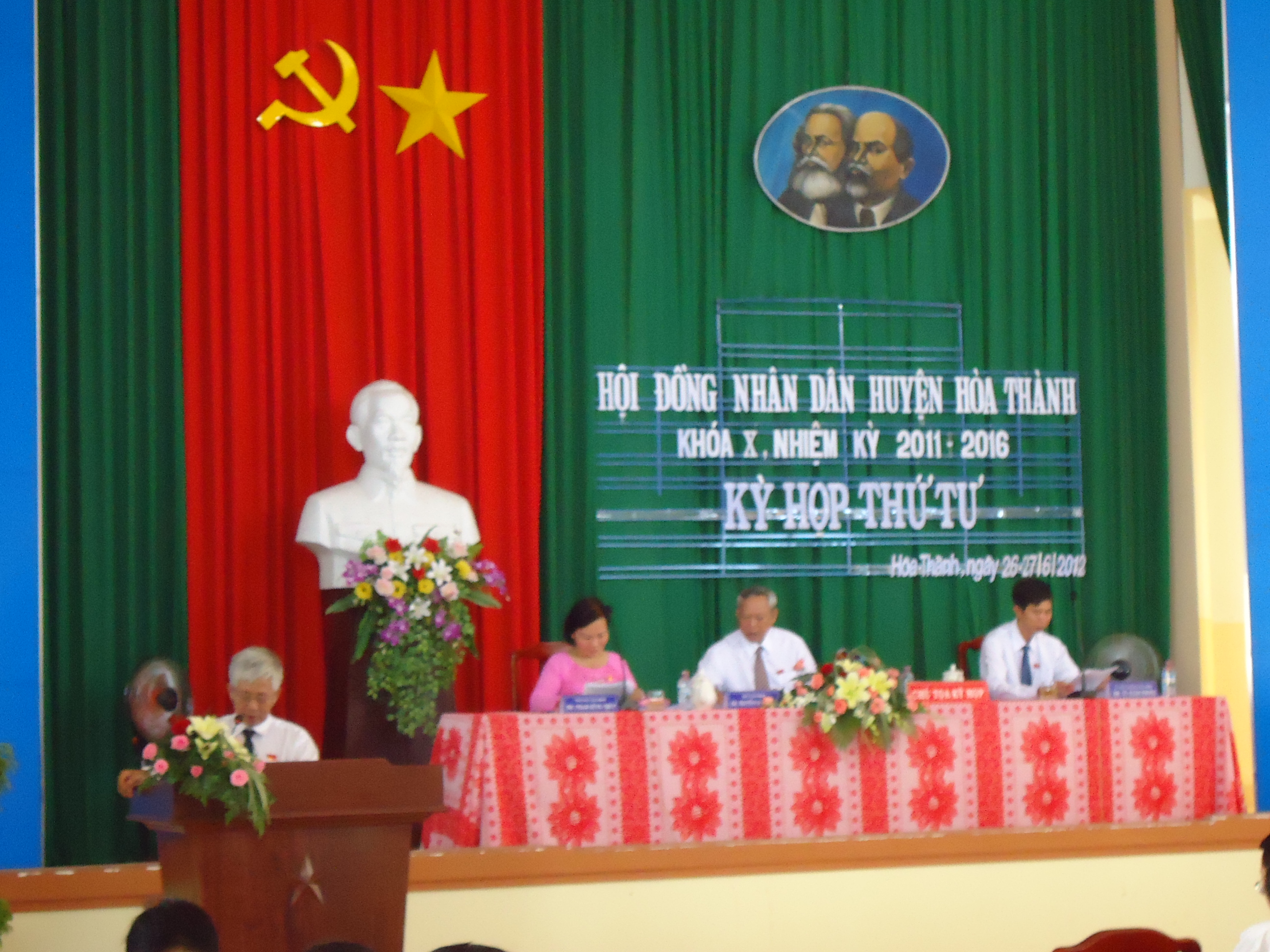 Ông Nguyễn Văn Lỹ- Chủ tịch UBND huyện trình bày báo cáo tại kỳ họp