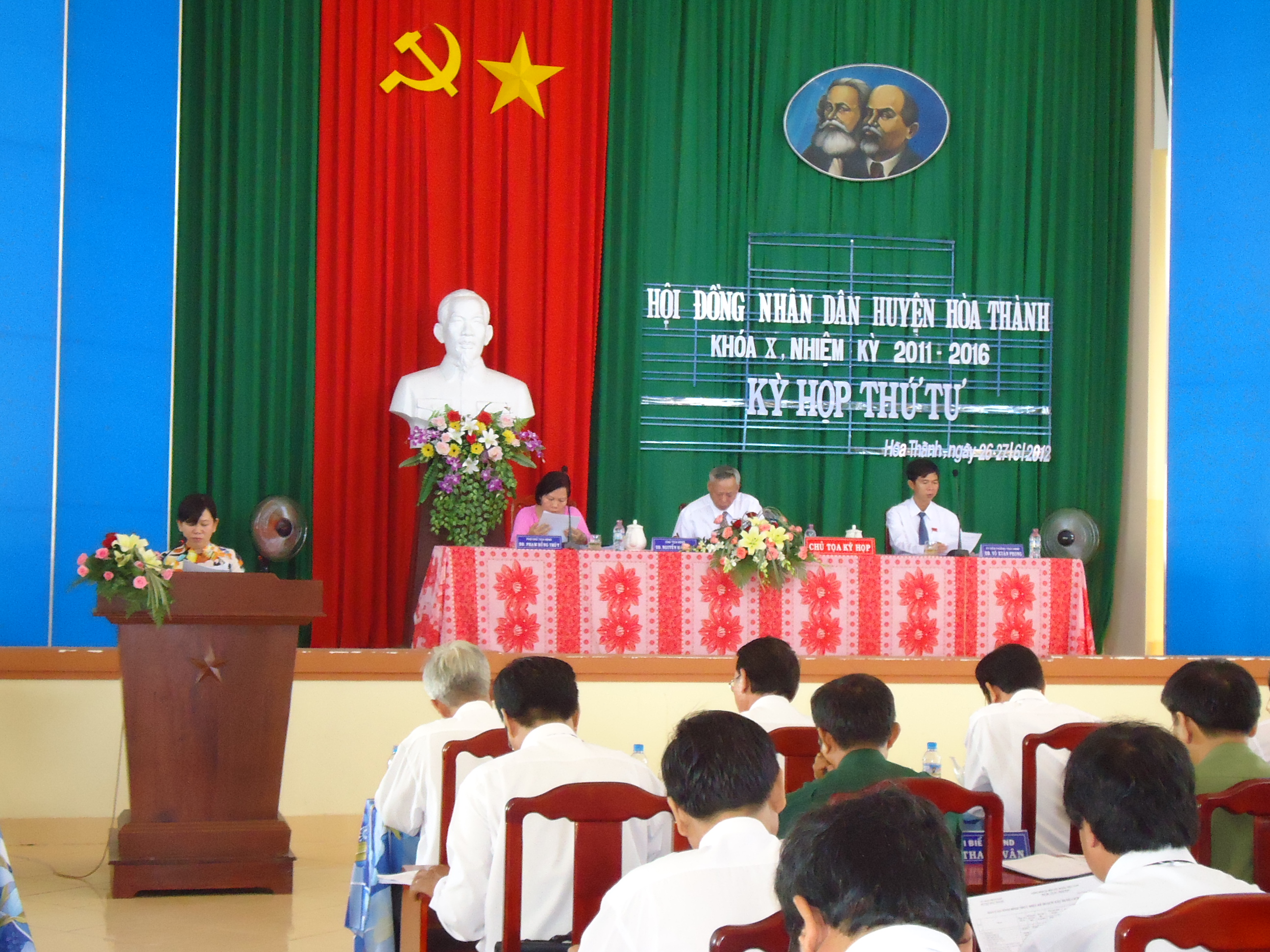 Bà Huỳnh Thị Hòa-Trưởng phòng Tài chính-KH thông qua các báo cáo về ngân sách tại kỳ họp