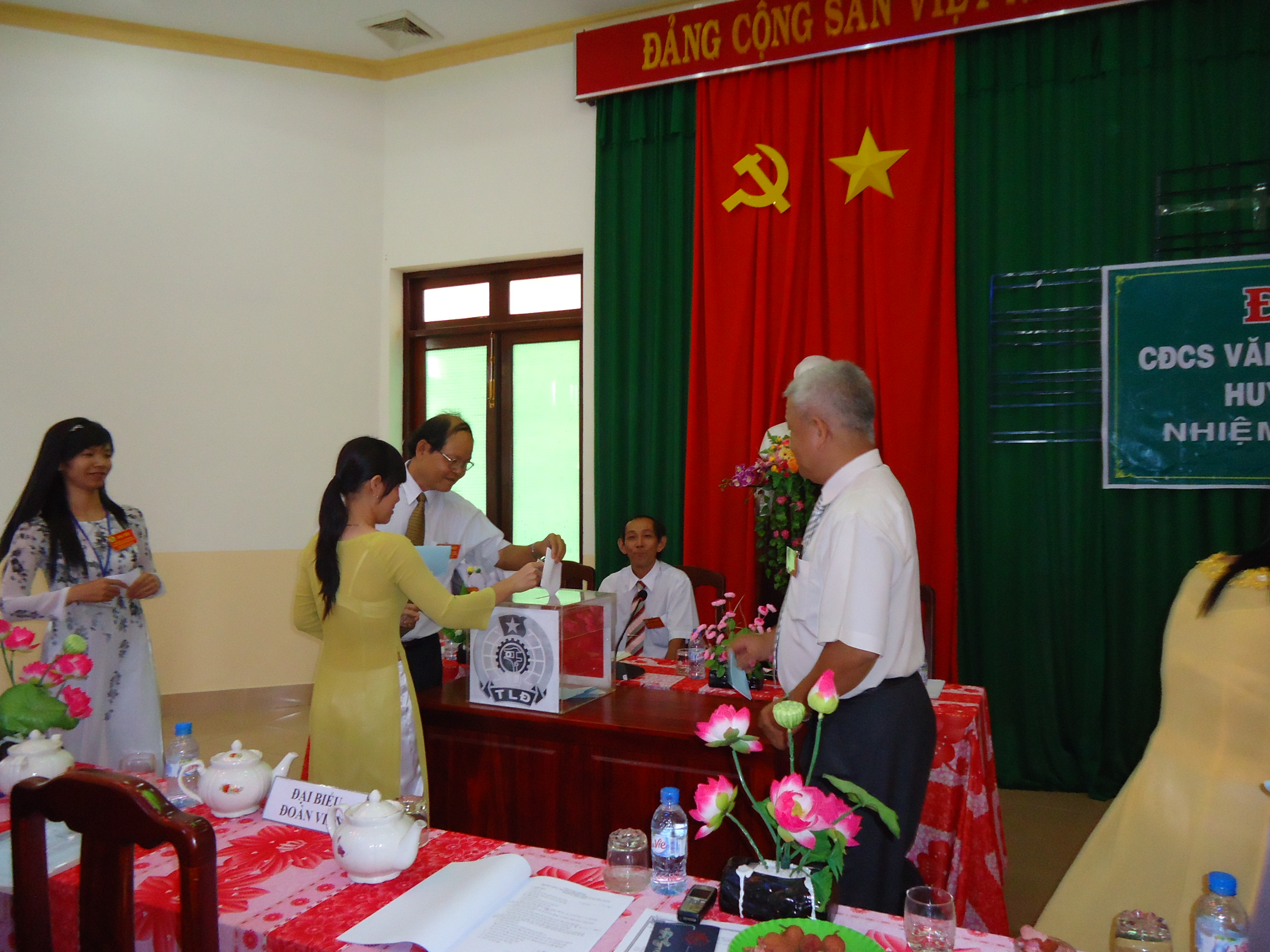 Đại biểu bỏ phiếu bầu cử BCH và Đoàn đại biểu đi dự Đại hội Công đoàn huyện