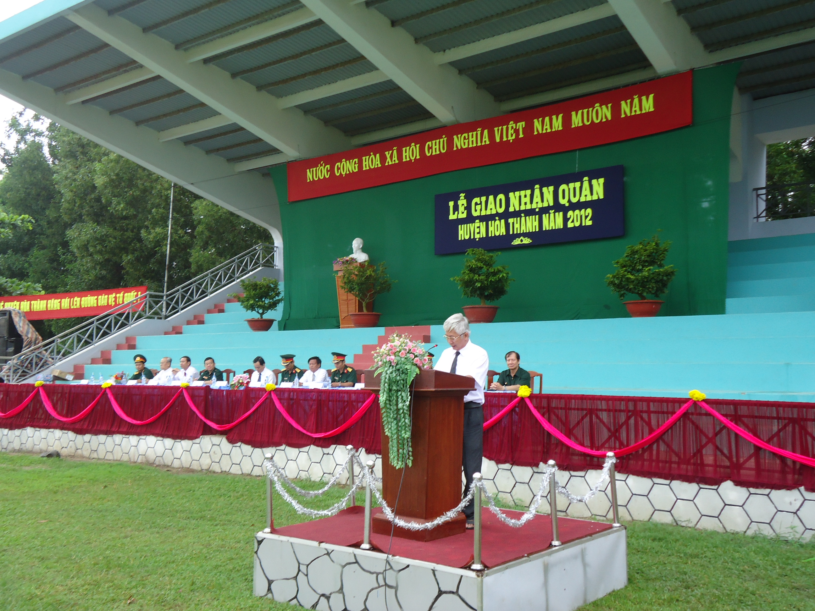 Chủ tịch UBND huyện -Nguyễn Văn Lỹ phát biểu tại Lễ giao nhận quân năm 2012
