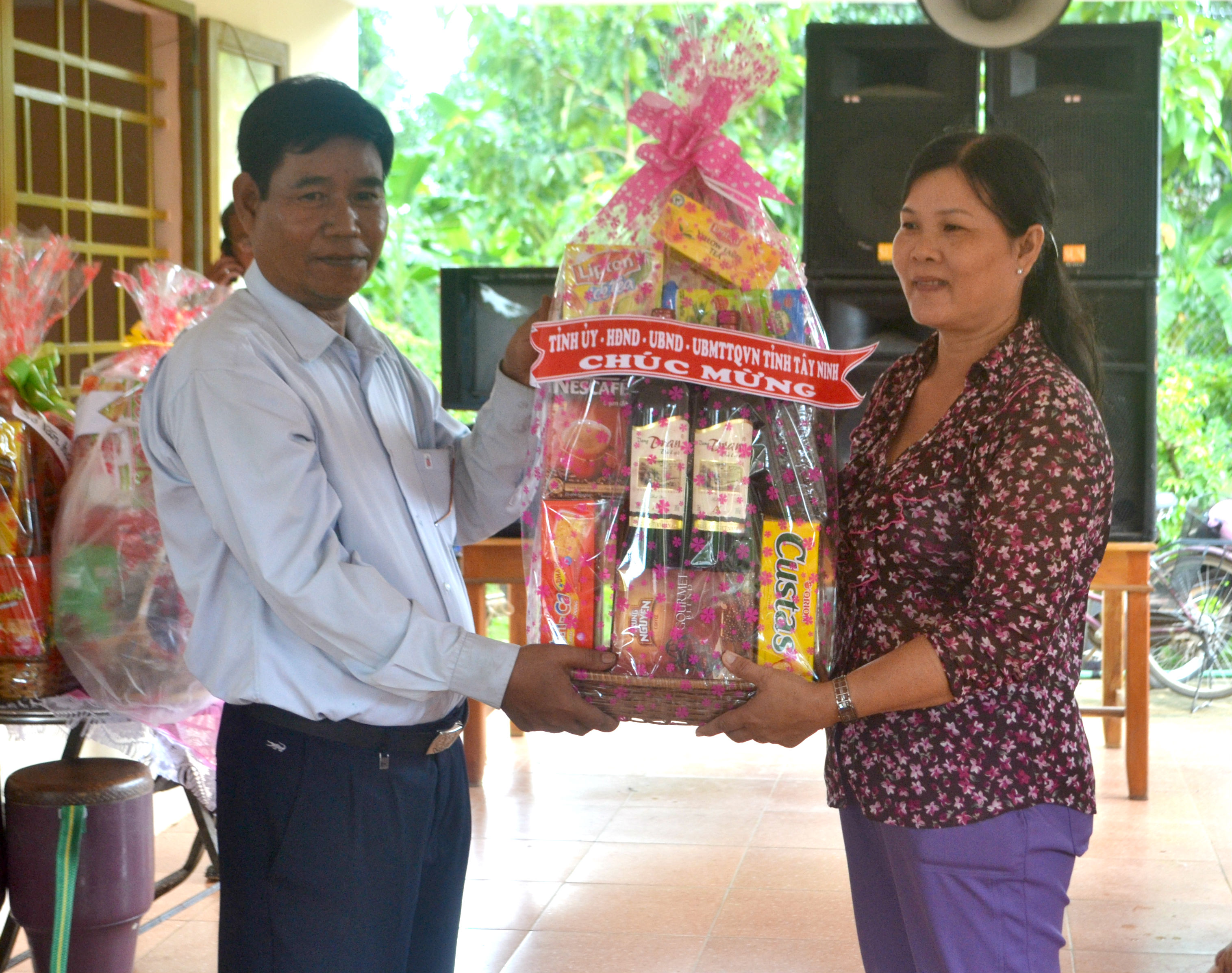 Bà Lê Thị Đổi-Phó Chủ tịch UBMTTQVN tỉnh Tây Ninh tặng quà cho đồng bào dân tộc Khmer