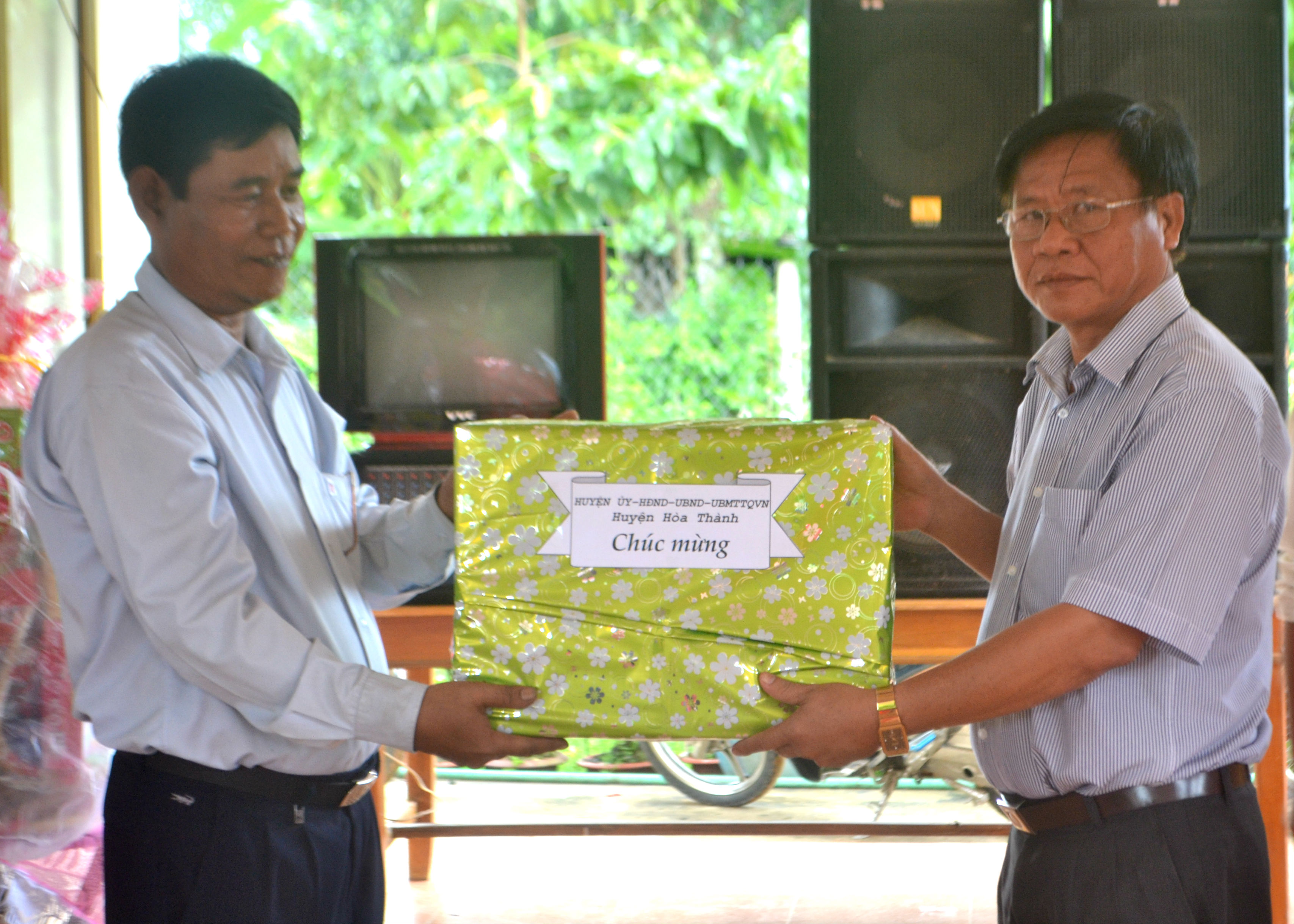 Ông Nguyễn Minh Triều-TUV-Bí thư Huyện ủy Hòa Thành tặng quà cho đồng bào dân tộc Khmer
