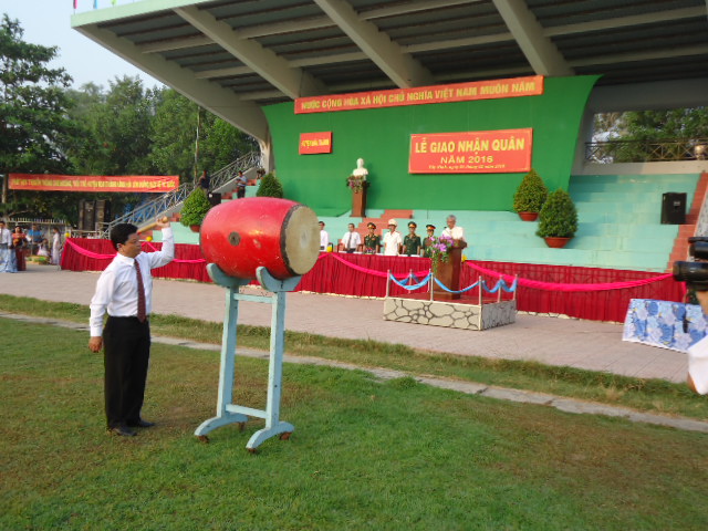Đ/c Nguyễn Nam Hưng -Chủ tịch UBND huyện đánh trống khai mạc