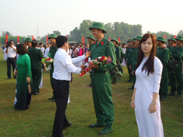 Đ/c Chủ tịch UBND huyện Nguyễn Nam Hưng chúc mừng chiến sĩ mới