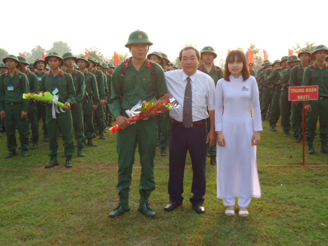 Đ/c Nguyễn Văn Phong-PBT thường trực Huyện ủy tặng hoa, chúc mừng chiến sĩ mới