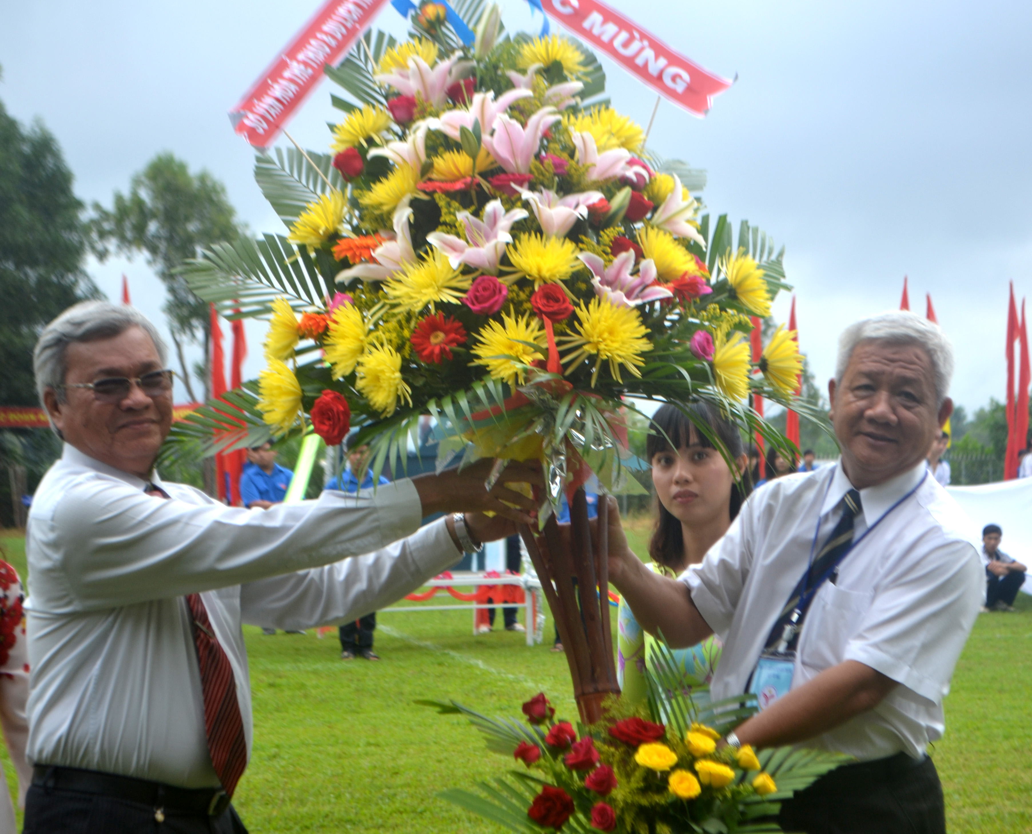 Ông Dương Văn Phong- Giám đốc Sở VH-TT-DL tỉnh tặng hoa chúc mừng Đại hội