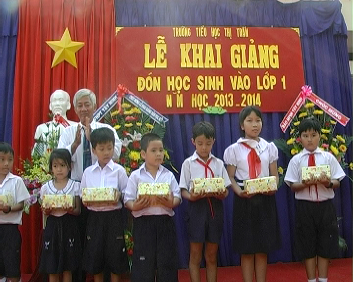 Chủ tịch UBND huyện Nguyễn Văn Lỹ trao học bổng cho học sinh nghèo