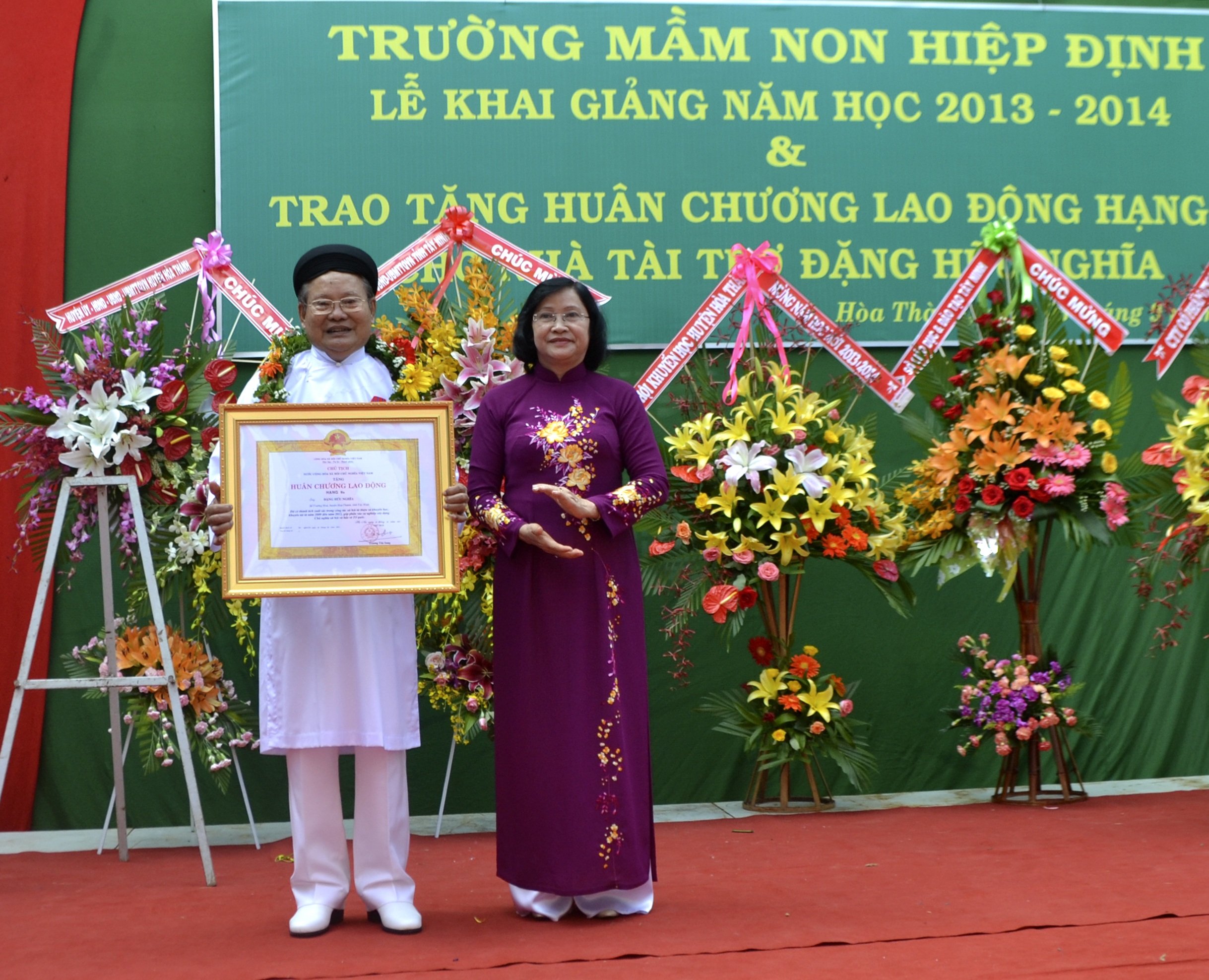Chủ tịch UBND tỉnh Nguyễn Thị Thu Thủy thừa ủy nhiệm Chủ tịch Nước CHXHCN Việt Nam trao tặng Huân chương lao động hạng Ba cho Ông Đặng Hữu Nghĩa