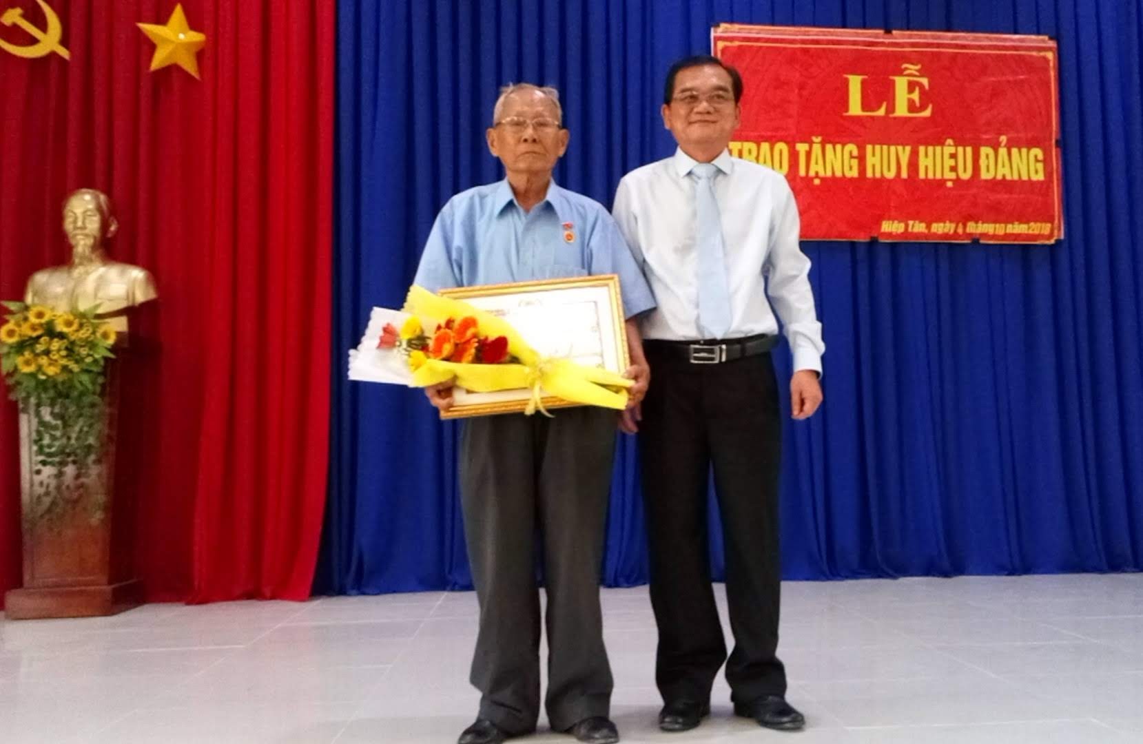 04-10 Đồng chí Nguyễn Minh Tân Phó Bí thư TT Tỉnh ủy trao huy hiệu 70 năm tuổi đảng cho đảng viên.JPG