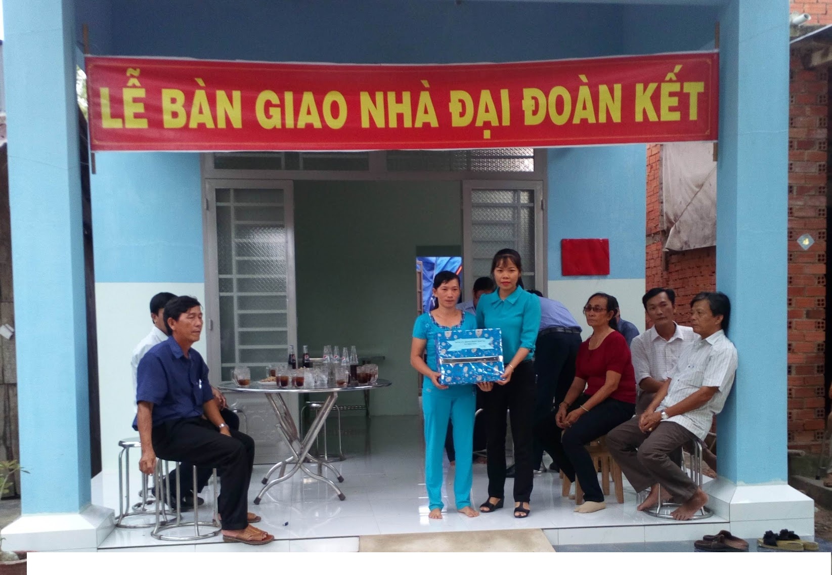 12-9 lãnh đạo xã Hiệp Tân tặng quà cho hộ bà Nguyễn Thị Thu Phương.JPG