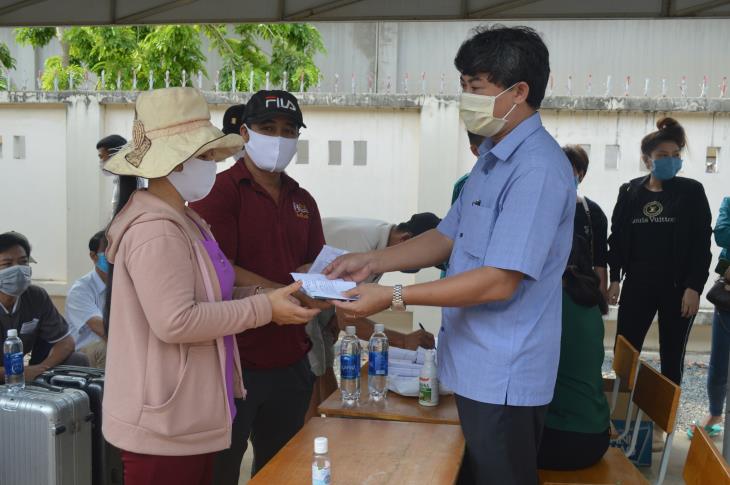 Hòa Thành – trao giấy chứng nhận 137 công dân hoàn thành việc cách ly về với gia đình