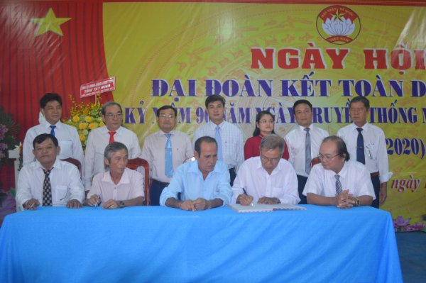 Lãnh đạo tỉnh dự Ngày hội đại đoàn kết toàn dân tộc tại xã long Thành Nam 