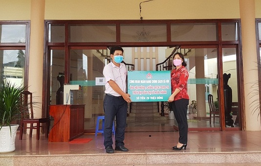 Công đoàn NHCSXH Việt Nam ủng hộ thực hiện công tác phòng, chống dịch Covid-19 trên địa bàn thị xã Hòa Thành