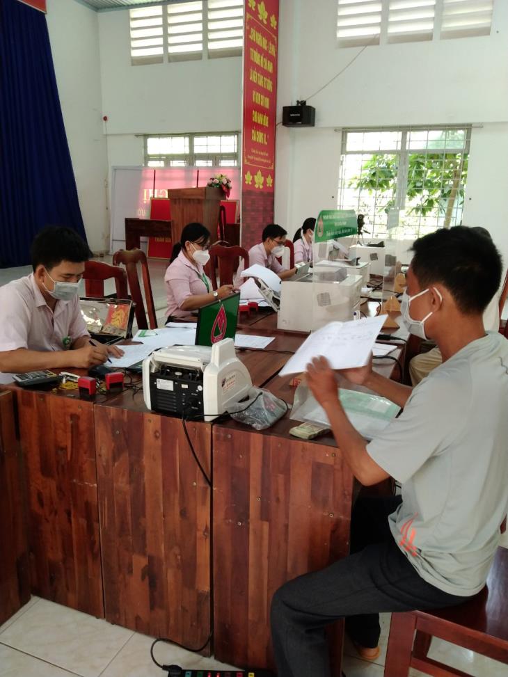 Ngân hàng CSXH thị xã Hòa Thành giải ngân  vốn vay tại phường Long Thành Trung