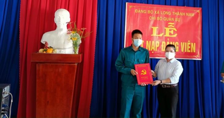 Đảng uỷ Long Thành Nam học tập và làm theo tư tưởng Hồ Chí Minh về phát triển đảng viên mới.