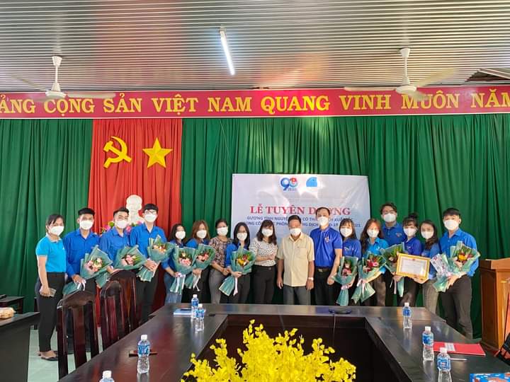 Long Thành Bắc tổ chức lễ tuyên dương tình nguyện viên xuất sắc trong công tác phòng chống dịch covid-19 tại địa phương năm 2021.