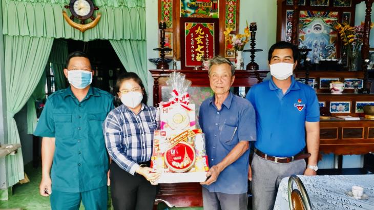 Long Thành Nam thăm tặng quà cho các đồng chí lãnh đạo xã qua các thời kỳ
