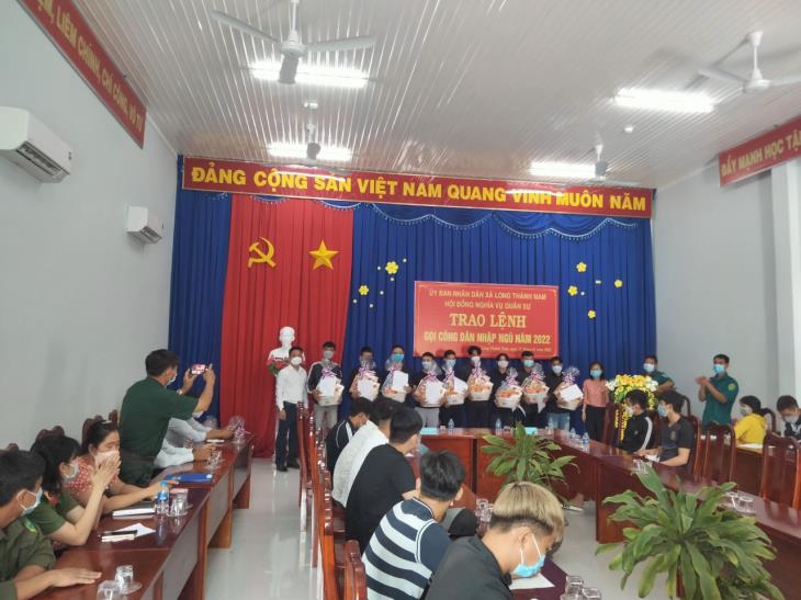 Xã Long Thành Nam trao lệnh gọi công dân nhập ngũ năm 2022