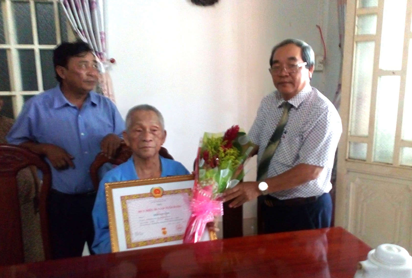 21-9 Phó Bí thư thường trực Huyện ủy Văn Văn Phong Trao huy hiệu 50 năm tuổi Đảng cho Đảng viên hưu trí.JPG
