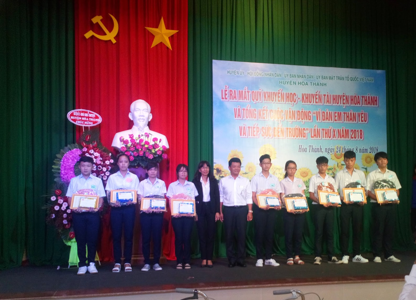 24-8 Chủ tịch UBND huyện Hòa Thành Nguyễn Nam Hưng trao học bổng.jpg.JPG
