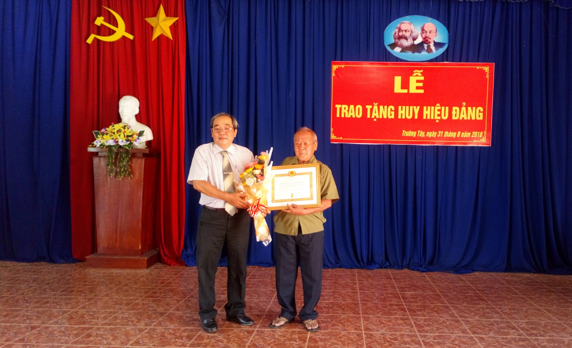 31-9 Phó Bí thư Thường trực Nguyễn Văn Phong trao huy hiệu 55 năm tuổi đảng cho đồng chí Phan Lê Trung.JPG