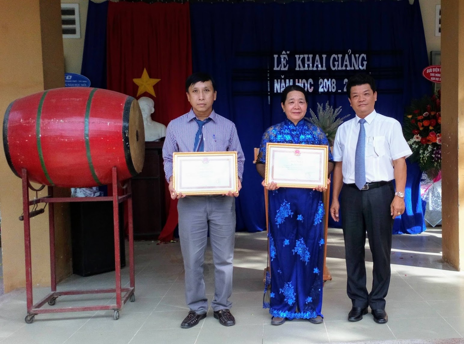 Nguyễn Nam Hưng tặng bằng khen của UBND tỉnh cho 02 giáo viên.JPG