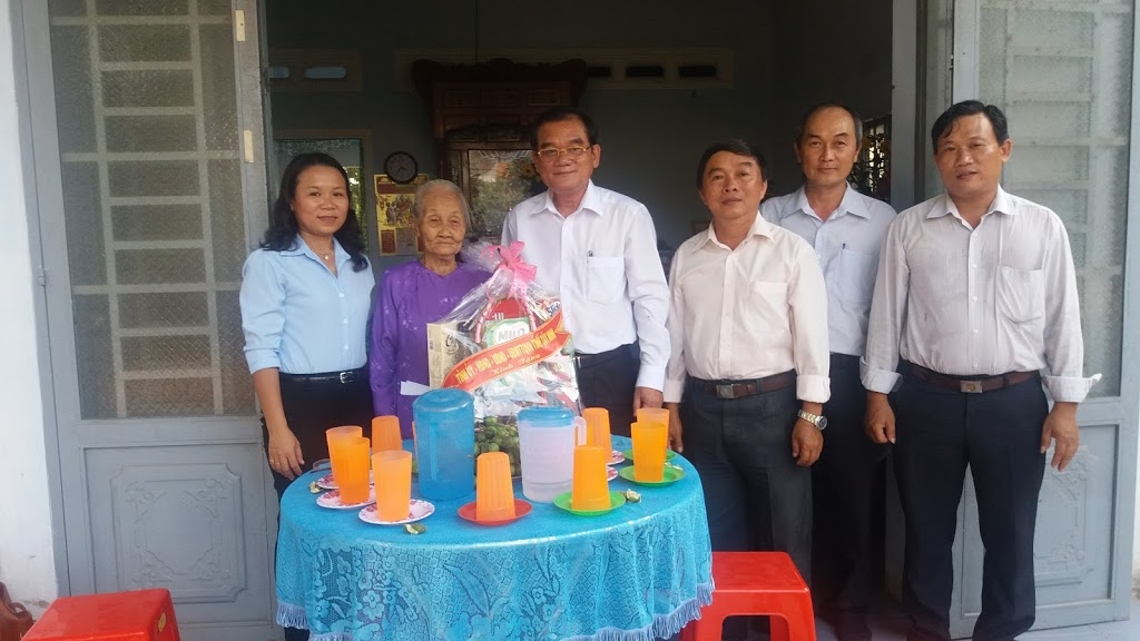 Đồng chí Nguyễn Minh Tân thăm và tặng quà Mẹ Việt Nam Anh Hùng  Phạm Thị Bé.JPG