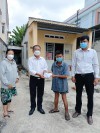 Ông Huỳnh Quan Lộc - Trưởng Phòng Lao động - TB&XH thị xã phối hợp cùng UBND phường Hiệp Tân trao quà của Quỹ Thiện Tâm cho đối tượng hộ nghèo