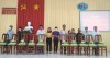 Đồng chí Nguyễn Thị Thu Trang, Phó Trưởng Ban Dân vận thị xã và đồng chí Trần Thúy Oanh, Phó Bí thư Thường trực Đảng ủy phường Long Hoa trao quà cho hộ cận nghèo