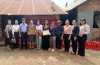 Đồng chí Trương Văn Hoàn, Phó Bí thư Thị uỷ - Chủ tịch UBND thị xã Hoà Thành trao giấy khen cho Câu lạc bộ Nữ từ thiện tỉnh Tây Ninh