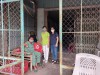 Cô Trần Thị Hồng thăm và tặng quà cho hộ gia đình nghèo, khó khăn