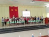 Đại diện lãnh đạo xã Thái Mỹ và phường Long Thành Trung tặng quà cho người nghèo, khó khăn
