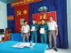 Đ/c Lê Minh Vương và Đ/c Trần Trọng Duy trao Quyết định kết nạp Đảng cho quần chúng