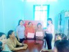 Chị Lê Thị Linh Diệu (áo xanh), Chủ tịch Phụ nữ xã Trường Hoà hỗ trợ vốn sinh kế cho phụ nữ  nghèo trên địa bàn xã
