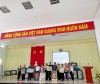 Đồng chí Võ Thị Hạnh, Thị ủy viên, Chủ tịch Hội LHPN thị xã Hòa Thành trao tranh cho mạnh thường quân ủng hộ chương trình bán tranh
