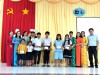 Chị Nguyễn Thị Bích Hoa - Công Ty Gỗ Thanh Nhàn trao học bổng cho trẻ em mồ côi