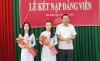 Đồng chí Trần Văn Khải - Bí thư Thị ủy Hòa Thành tặng hoa chúc mừng 2 đảng viên