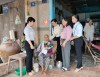 Đảng ủy - UBND phường trao hoa và quà cho mẹ Trần Thị Sương