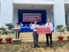 Đại diện lãnh đạo Agribank Hòa Thành trao học bổng tại trường THCS Trần Bình Trọng